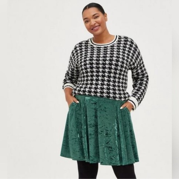 torrid Dresses & Skirts - Torrid Mini Velvet Green Skater Skirt Size 2X
